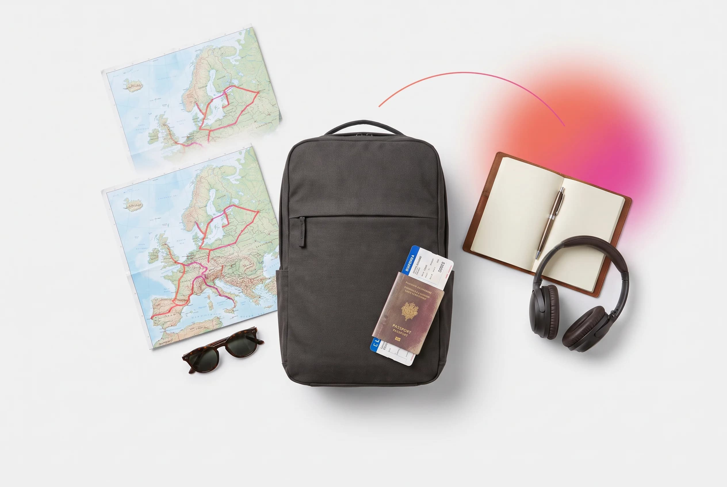 Ilustración cenital tipo flat-lay de una mochila de viaje, un pasaporte con billete de tren asomando, un mapa de Europa con una ruta tipo interrail marcada, gafas de sol, auriculares y una libreta de cuero, sobre fondo claro con un único trazo degradado coral a magenta como acento